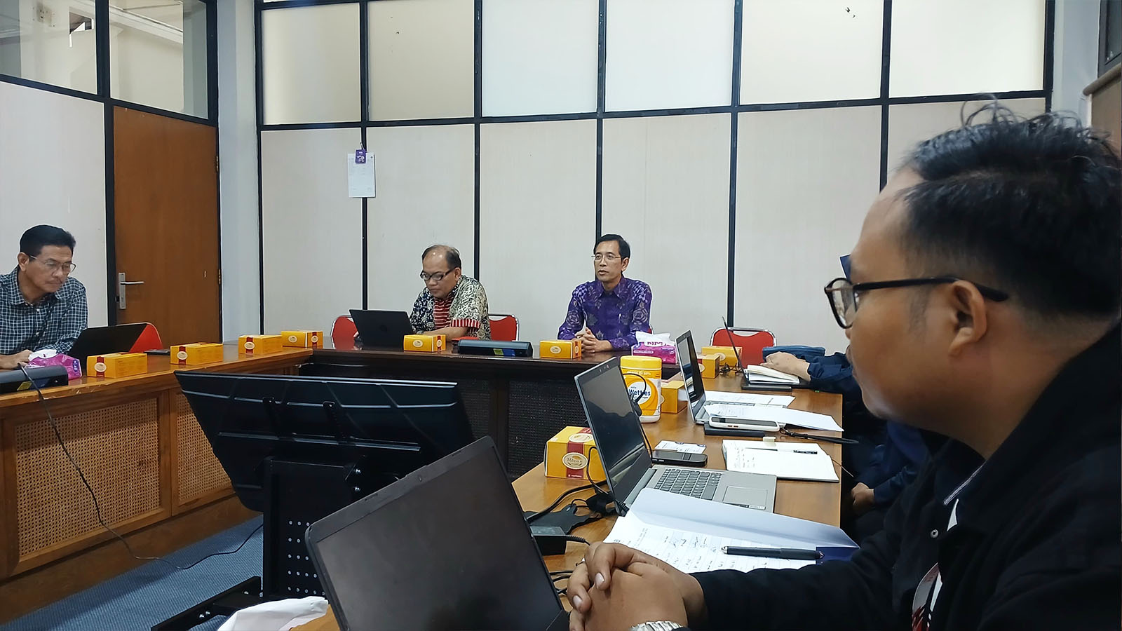 Benchmarking Kurikulum Politeknik META Industri Cikarang dengan Universitas Logistik dan Bisnis Internasional (ULBI)